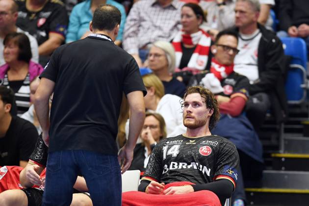 Johannes Golla (MT Melsungen 14) und Roberto Garcia Parrondo (Trainer MT Melsungen) (vorne) , GER, MT Melsungen - Orlen Wisla Plocks (POL), Handball, Champions League Maenner, Group Matches, Saison 2026 2027, 22.10.2026, GER, MT Melsungen - Orlen Wisla Plock, CL Maenner, Group Match, Saison 2026 2027, 22.10.2026 Kassel Copyright: xEibner-Pressefotox xRolandxSippelx EP_RSL