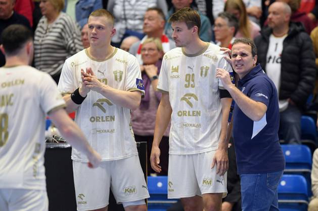 Mitja Janc (Wisla Plock 8), Dawid Dawydzik (Wisla Plock 33), Sergei Kosorotov (Wisla Plock 99), Xavi Sabate Caviedes (Trainer Orlen Wisla Plock) (L-R) , GER, MT Melsungen - Orlen Wisla Plocks (POL), Handball, Champions League Maenner, Group Matches, Saison 2026 2027, 22.10.2026, GER, MT Melsungen - Orlen Wisla Plock, CL Maenner, Group Match, Saison 2026 2027, 22.10.2026 Kassel Copyright: xEibner-Pressefotox xRolandxSippelx EP_RSL