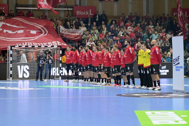 Team MT in der EHF: Startformation, Feaurre, Zuschauer, Fans (hinten), Adrian Sipos (MT Melsungen 8) (R), Nebojsa Simic (Torwart MT Melsungen 16), Kristof Palasics (Torwart MT Melsungen 32) , GER, MT Melsungen - Orlen Wisla Plocks (POL), Handball, Champions League Maenner, Group Matches, Saison 2026 2027, 22.10.2026, GER, MT Melsungen - Orlen Wisla Plock, CL Maenner, Group Match, Saison 2026 2027, 22.10.2026 Kassel Copyright: xEibner-Pressefotox xRolandxSippelx EP_RSL