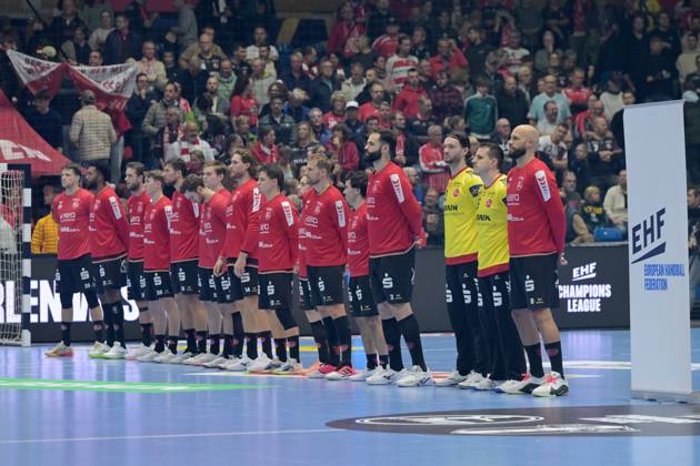 Team MT in der EHF: Startformation, Feaurre, Zuschauer, Fans (hinten), Adrian Sipos (MT Melsungen 8) (R), Nebojsa Simic (Torwart MT Melsungen 16), Kristof Palasics (Torwart MT Melsungen 32) , GER, MT Melsungen - Orlen Wisla Plocks (POL), Handball, Champions League Maenner, Group Matches, Saison 2026 2027, 22.10.2026, GER, MT Melsungen - Orlen Wisla Plock, CL Maenner, Group Match, Saison 2026 2027, 22.10.2026 Kassel Copyright: xEibner-Pressefotox xRolandxSippelx EP_RSL