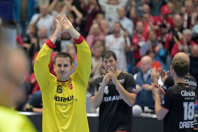 Jubel, Freude bei Nebojsa Simic (Torwart MT Melsungen 16) nach dem Sieg; Daniel Dujshebaev (MT Melsungen 24) (hinten) , GER, MT Melsungen - Orlen Wisla Plocks (POL), Handball, Champions League Maenner, Group Matches, Saison 2026 2027, 22.10.2026, GER, MT Melsungen - Orlen Wisla Plock, CL Maenner, Group Match, Saison 2026 2027, 22.10.2026 Kassel Copyright: xEibner-Pressefotox xRolandxSippelx EP_RSL