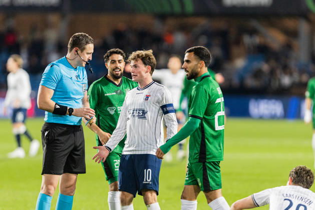 Aarhus GF v Egnatia, UEFA Conference League, Randers, Denmark Randers, Denmark. 22nd, October 2026. Referee Ante Culina seen with Kristian Arnstad (10) of Aarhus GF during the UEFA Conference League match between Aarhus GF and Egnatia at Randers Stadion in Randers. Denmark, Randers, Cepheus Park Randers  Copyright: xGonzalesxPhoto RasmusxJensenx