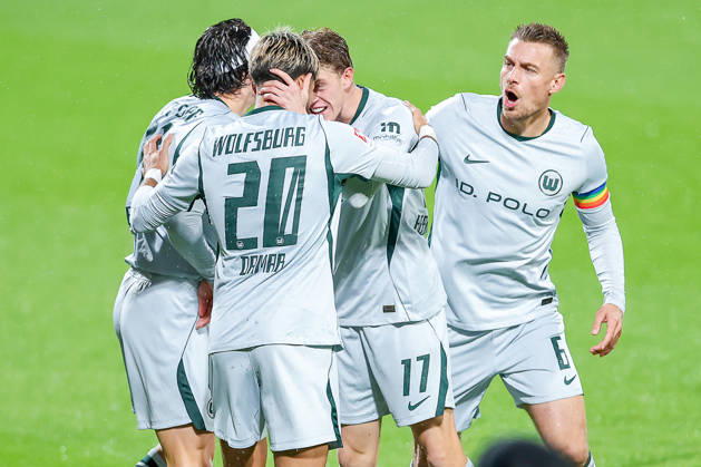 23.10.2026, Fußball, VfL Bochum - VfL Wolfsburg, 2. Fußball-Bundesliga, 9. Spieltag, Vonovia Ruhrstadion, Saison 2026 27: Torjubel nach dem Tor zum 1:0 durch Torschütze Fabian Reese (VfL Wolfsburg 11) zusammen mit Muhammed Damar (VfL Wolfsburg 20) Alexander Bernhardsson (VfL Wolfsburg 17) DFB regulations prohibit any use of photographs as image sequences and or quasi-video. Nordrhein-Westfalen Deutschland