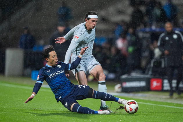 23.10.2026, xydrx, Fußball, 2. Fußball Bundesliga, VfL Bochum - VfL Wolfsburg, Saison 2026 2027, Ruhrstadion: Koji Miyoshi (VfL Bochum, 23) im Zweikampf gegen Fabian Reese (VfL Wolfsburg, 11) DFB regulations prohibit any use of photographs as image sequences and or quasi-video. Copyright: HMBxMedia YannisxDreimann