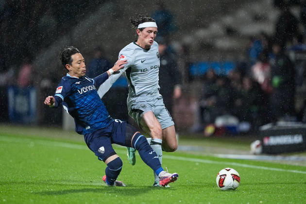 23.10.2026, xydrx, Fußball, 2. Fußball Bundesliga, VfL Bochum - VfL Wolfsburg, Saison 2026 2027, Ruhrstadion: Koji Miyoshi (VfL Bochum, 23) im Zweikampf gegen Fabian Reese (VfL Wolfsburg, 11) DFB regulations prohibit any use of photographs as image sequences and or quasi-video. Copyright: HMBxMedia YannisxDreimann