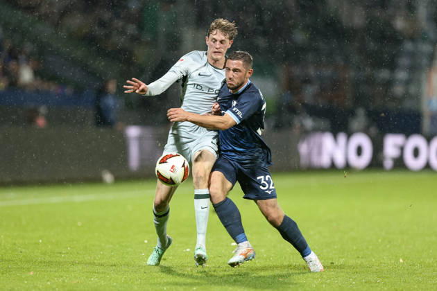 23.10.2026, GER, Fussball, Herren, 2. Bundesliga, Saison 2026 2027,VfL Bochum - VfL Wolfsburg Alexander Bernhardsson (Wolfsburg 17) und Maximilian Wittek (Bochum 32) im Kampf um den Ball Bochum vonovia-Ruhrstadion Nordrhein-Westfalen Deutschland Copyright: xAdrianxSchlüterx