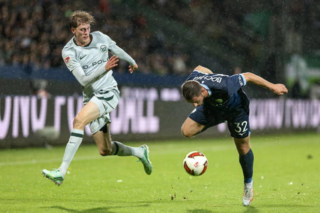 23.10.2026, GER, Fussball, Herren, 2. Bundesliga, Saison 2026 2027,VfL Bochum - VfL Wolfsburg Alexander Bernhardsson (Wolfsburg 17) und Maximilian Wittek (Bochum 32) im Kampf um den Ball Bochum vonovia-Ruhrstadion Nordrhein-Westfalen Deutschland Copyright: xAdrianxSchlüterx