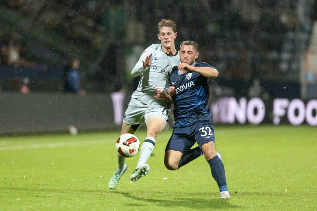 23.10.2026, GER, Fussball, Herren, 2. Bundesliga, Saison 2026 2027,VfL Bochum - VfL Wolfsburg Alexander Bernhardsson (Wolfsburg 17) und Maximilian Wittek (Bochum 32) im Kampf um den Ball Bochum vonovia-Ruhrstadion Nordrhein-Westfalen Deutschland Copyright: xAdrianxSchlüterx