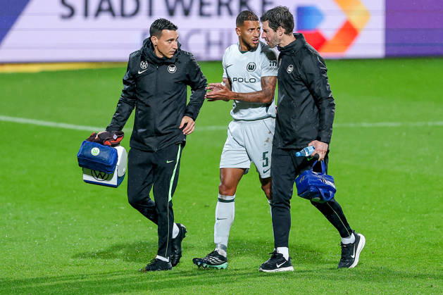 23.10.2026, Fußball, VfL Bochum - VfL Wolfsburg, 2. Fußball-Bundesliga, 9. Spieltag, Vonovia Ruhrstadion, Saison 2026 27: Vini Souza (VfL Wolfsburg 05) muss medizinisch behandelt werden DFB regulations prohibit any use of photographs as image sequences and or quasi-video. Nordrhein-Westfalen Deutschland