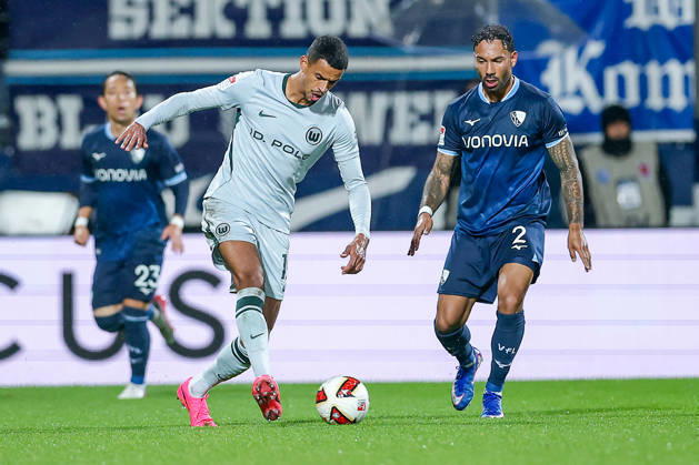 23.10.2026, Fußball, VfL Bochum - VfL Wolfsburg, 2. Fußball-Bundesliga, 9. Spieltag, Vonovia Ruhrstadion, Saison 2026 27: Robert Glatzel (VfL Wolfsburg 19) im Zweikampf gegen Sean Desmond Klaiber (VfL Bochum 02) DFB regulations prohibit any use of photographs as image sequences and or quasi-video. Nordrhein-Westfalen Deutschland