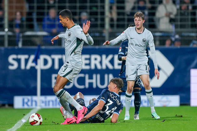 23.10.2026, Fußball, VfL Bochum - VfL Wolfsburg, 2. Fußball-Bundesliga, 9. Spieltag, Vonovia Ruhrstadion, Saison 2026 27: Robert Glatzel (VfL Wolfsburg 19) im Zweikampf gegen Tom Meyer (VfL Bochum 34) DFB regulations prohibit any use of photographs as image sequences and or quasi-video. Nordrhein-Westfalen Deutschland