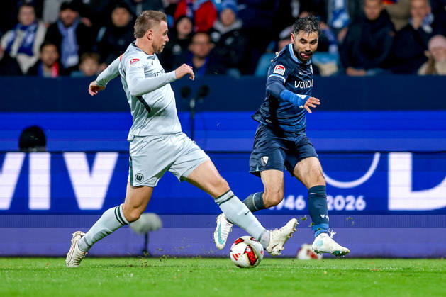 23.10.2026, Fußball, VfL Bochum - VfL Wolfsburg, 2. Fußball-Bundesliga, 9. Spieltag, Vonovia Ruhrstadion, Saison 2026 27: Hauke Wahl (VfL Wolfsburg 06) im Zweikampf gegen Gerrit Holtmann (VfL Bochum 17) DFB regulations prohibit any use of photographs as image sequences and or quasi-video. Nordrhein-Westfalen Deutschland