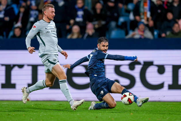23.10.2026, Fußball, VfL Bochum - VfL Wolfsburg, 2. Fußball-Bundesliga, 9. Spieltag, Vonovia Ruhrstadion, Saison 2026 27: Hauke Wahl (VfL Wolfsburg 06) im Zweikampf gegen Gerrit Holtmann (VfL Bochum 17) DFB regulations prohibit any use of photographs as image sequences and or quasi-video. Nordrhein-Westfalen Deutschland