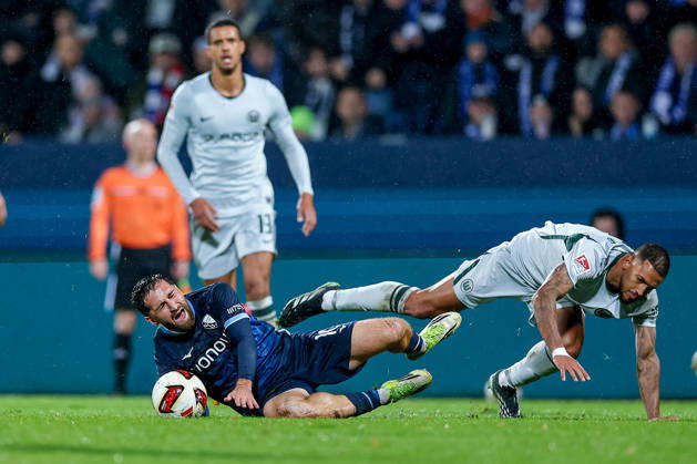 23.10.2026, Fußball, VfL Bochum - VfL Wolfsburg, 2. Fußball-Bundesliga, 9. Spieltag, Vonovia Ruhrstadion, Saison 2026 27: Berkan Taz (VfL Bochum 10) im Zweikampf gegen Vini Souza (VfL Wolfsburg 05) DFB regulations prohibit any use of photographs as image sequences and or quasi-video. Nordrhein-Westfalen Deutschland
