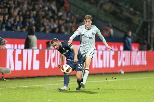 23.10.2026, GER, Fussball, Herren, 2. Bundesliga, Saison 2026 2027,VfL Bochum - VfL Wolfsburg Maximilian Wittek (Bochum 32) und Alexander Bernhardsson (Wolfsburg 17) im Kampf um den Ball Bochum vonovia-Ruhrstadion Nordrhein-Westfalen Deutschland Copyright: xAdrianxSchlüterx