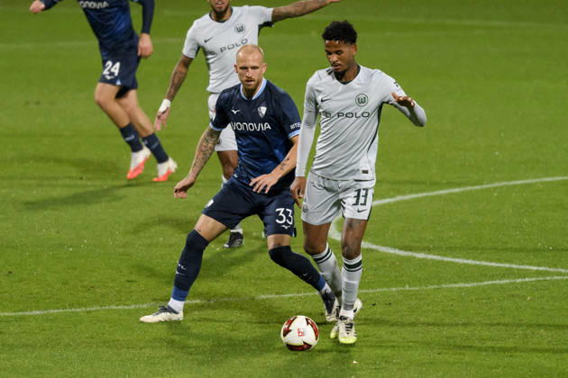 Philipp Hofmann (VfL Bochum) und Cleiton (VfL Wolfsburg) im Kampf um den Ball waehrend des spiels der 2. Bundesliga zwischen VfL Bochum und VfL Wolfsburg, Vonovia Ruhrstadion am 23. October 2026 in Bochum, Deutschland. (Foto von Max Maiwald DeFodi Images) +++ Philipp Hofmann (VfL Bochum) und Cleiton (VfL Wolfsburg) battle for the ball during the 2nd Bundesliga match between VfL Bochum and VfL Wolfsburg at Vonovia Ruhrstadion on October 23, 2026 in Bochum, Germany. (Photo by Max Maiwald DeFodi Images) DFB DFL REGULATIONS PROHIBIT ANY USE OF PHOTOGRAPHS AS IMAGE SEQUENCES AND OR QUASI-VIDEO. (Photo by Max Maiwald DeFodi Images) -