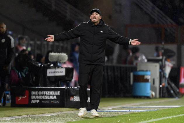 Trainer Tobias Strobl (VfL Wolfsburg) gestikuliert waehrend des spiels der 2. Bundesliga zwischen VfL Bochum und VfL Wolfsburg, Vonovia Ruhrstadion am 23. October 2026 in Bochum, Deutschland. (Foto von Max Maiwald DeFodi Images) +++ Trainer Tobias Strobl (VfL Wolfsburg) gestures during the 2nd Bundesliga match between VfL Bochum and VfL Wolfsburg at Vonovia Ruhrstadion on October 23, 2026 in Bochum, Germany. (Photo by Max Maiwald DeFodi Images) DFB DFL REGULATIONS PROHIBIT ANY USE OF PHOTOGRAPHS AS IMAGE SEQUENCES AND OR QUASI-VIDEO. (Photo by Max Maiwald DeFodi Images) -