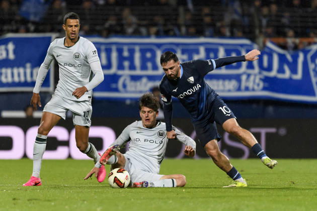 Joakim Maehle (VfL Wolfsburg) und Berkan Taz (VfL Bochum) und Robert Glatzel (VfL Wolfsburg) im Kampf um den Ball waehrend des spiels der 2. Bundesliga zwischen VfL Bochum und VfL Wolfsburg, Vonovia Ruhrstadion am 23. October 2026 in Bochum, Deutschland. (Foto von Max Maiwald DeFodi Images) +++ Joakim Maehle (VfL Wolfsburg) und Berkan Taz (VfL Bochum) und Robert Glatzel (VfL Wolfsburg) battle for the ball during the 2nd Bundesliga match between VfL Bochum and VfL Wolfsburg at Vonovia Ruhrstadion on October 23, 2026 in Bochum, Germany. (Photo by Max Maiwald DeFodi Images) DFB DFL REGULATIONS PROHIBIT ANY USE OF PHOTOGRAPHS AS IMAGE SEQUENCES AND OR QUASI-VIDEO. (Photo by Max Maiwald DeFodi Images) -