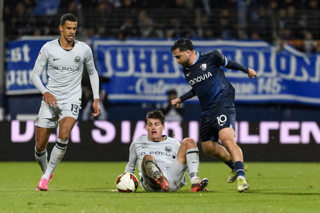 Joakim Maehle (VfL Wolfsburg) und Berkan Taz (VfL Bochum) und Robert Glatzel (VfL Wolfsburg) im Kampf um den Ball waehrend des spiels der 2. Bundesliga zwischen VfL Bochum und VfL Wolfsburg, Vonovia Ruhrstadion am 23. October 2026 in Bochum, Deutschland. (Foto von Max Maiwald DeFodi Images) +++ Joakim Maehle (VfL Wolfsburg) und Berkan Taz (VfL Bochum) und Robert Glatzel (VfL Wolfsburg) battle for the ball during the 2nd Bundesliga match between VfL Bochum and VfL Wolfsburg at Vonovia Ruhrstadion on October 23, 2026 in Bochum, Germany. (Photo by Max Maiwald DeFodi Images) DFB DFL REGULATIONS PROHIBIT ANY USE OF PHOTOGRAPHS AS IMAGE SEQUENCES AND OR QUASI-VIDEO. (Photo by Max Maiwald DeFodi Images) -