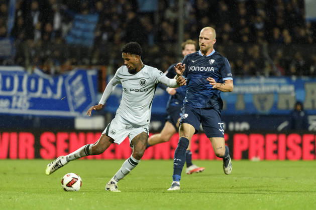 Philipp Hofmann (VfL Bochum) und Cleiton (VfL Wolfsburg) im Kampf um den Ball waehrend des spiels der 2. Bundesliga zwischen VfL Bochum und VfL Wolfsburg, Vonovia Ruhrstadion am 23. October 2026 in Bochum, Deutschland. (Foto von Max Maiwald DeFodi Images) +++ Philipp Hofmann (VfL Bochum) und Cleiton (VfL Wolfsburg) battle for the ball during the 2nd Bundesliga match between VfL Bochum and VfL Wolfsburg at Vonovia Ruhrstadion on October 23, 2026 in Bochum, Germany. (Photo by Max Maiwald DeFodi Images) DFB DFL REGULATIONS PROHIBIT ANY USE OF PHOTOGRAPHS AS IMAGE SEQUENCES AND OR QUASI-VIDEO. (Photo by Max Maiwald DeFodi Images) -