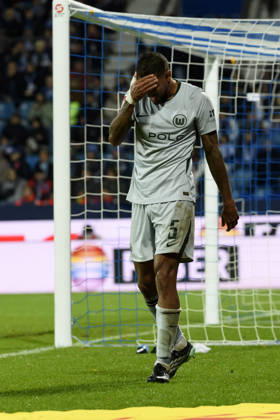 Vini Souza (VfL Wolfsburg) verletzt waehrend des spiels der 2. Bundesliga zwischen VfL Bochum und VfL Wolfsburg, Vonovia Ruhrstadion am 23. October 2026 in Bochum, Deutschland. (Foto von Max Maiwald DeFodi Images) +++ Vini Souza (VfL Wolfsburg) during the 2nd Bundesliga match between VfL Bochum and VfL Wolfsburg at Vonovia Ruhrstadion on October 23, 2026 in Bochum, Germany. (Photo by Max Maiwald DeFodi Images) DFB DFL REGULATIONS PROHIBIT ANY USE OF PHOTOGRAPHS AS IMAGE SEQUENCES AND OR QUASI-VIDEO. (Photo by Max Maiwald DeFodi Images) -