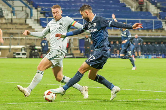 23.10.2026, xgrfx, Fussball 2.Bundesliga, VfL Bochum - VfL Wolfsburg v.l. Hauke Wahl (VfL Wolfsburg), Gerrit Holtmann (VfL Bochum) (DFL DFB REGULATIONS PROHIBIT ANY USE OF PHOTOGRAPHS as IMAGE SEQUENCES and or QUASI-VIDEO) Bochum