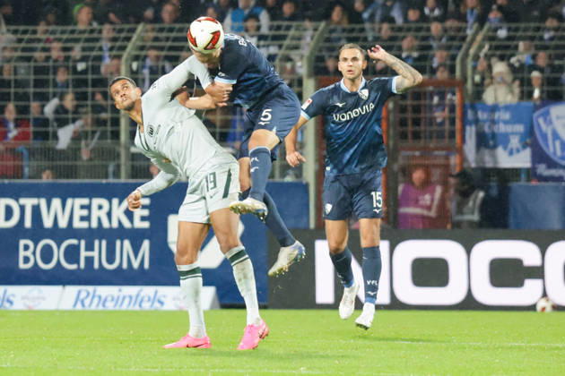 23.10.2026, xgrfx, Fussball 2.Bundesliga, VfL Bochum - VfL Wolfsburg v.l. Robert Glatzel (VfL Wolfsburg),Karol Mets (VfL Bochum) (DFL DFB REGULATIONS PROHIBIT ANY USE OF PHOTOGRAPHS as IMAGE SEQUENCES and or QUASI-VIDEO) Bochum
