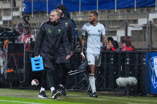 23.10.2026, xydrx, Fußball, 2. Fußball Bundesliga, VfL Bochum - VfL Wolfsburg, Saison 2026 2027, Ruhrstadion: Vinicius Souza Costa (VfL Wolfsburg, 5) wird in der ersten Halbzeit ausgewechselt DFB regulations prohibit any use of photographs as image sequences and or quasi-video. Copyright: HMBxMedia YannisxDreimann