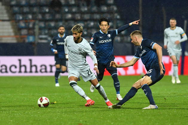 Muhammed Damar (VfL Wolfsburg) und Karol Mets (VfL Bochum) im Zweikampf waehrend des Spiels der 2. Bundesliga zwischen VfL Bochum und VfL Wolfsburg, Vonovia Ruhrstadion am 23. October 2026 in Bochum, Deutschland. (Foto von Ralf Treese DeFodi Images) +++ Muhammed Damar (VfL Wolfsburg) und Karol Mets (VfL Bochum) battle for the ball during the 2nd Bundesliga match between VfL Bochum and VfL Wolfsburg at Vonovia Ruhrstadion on October 23, 2026 in Bochum, Germany. (Photo by Ralf Treese DeFodi Images) DFB DFL REGULATIONS PROHIBIT ANY USE OF PHOTOGRAPHS AS IMAGE SEQUENCES AND OR QUASI-VIDEO. (Photo by Ralf Treese DeFodi Images) -