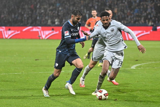 v. li. im Zweikampf Gerrit Holtmann (Bochum 1848 17) Cleiton (Wolfsburg 33) 23.10.2026 ¢ Fussball ¢ VfL Bochum vs VfL Wolfsburg, Vonovia Ruhrstadion, Bochum, DFB DFL REGULATIONS PROHIBIT ANY USE OF PHOTOGRAPHS AS IMAGE SEQUENCES AND OR QUASI-VIDEO NRW Germany