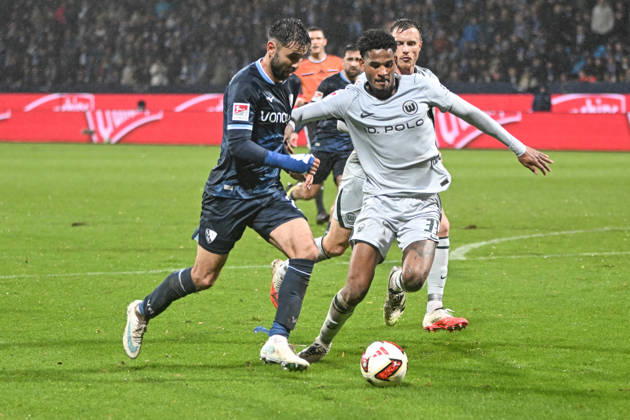 v. li. im Zweikampf Gerrit Holtmann (Bochum 1848 17) Cleiton (Wolfsburg 33) 23.10.2026 ¢ Fussball ¢ VfL Bochum vs VfL Wolfsburg, Vonovia Ruhrstadion, Bochum, DFB DFL REGULATIONS PROHIBIT ANY USE OF PHOTOGRAPHS AS IMAGE SEQUENCES AND OR QUASI-VIDEO NRW Germany