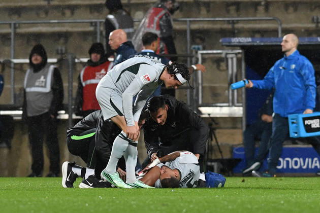 Vini Souza (VfL Wolfsburg) verletzt am Boden waehrend des Spiels der 2. Bundesliga zwischen VfL Bochum und VfL Wolfsburg, Vonovia Ruhrstadion am 23. October 2026 in Bochum, Deutschland. (Foto von Ralf Treese DeFodi Images) +++ Vini Souza (VfL Wolfsburg) injured during the 2nd Bundesliga match between VfL Bochum and VfL Wolfsburg at Vonovia Ruhrstadion on October 23, 2026 in Bochum, Germany. (Photo by Ralf Treese DeFodi Images) DFB DFL REGULATIONS PROHIBIT ANY USE OF PHOTOGRAPHS AS IMAGE SEQUENCES AND OR QUASI-VIDEO. (Photo by Ralf Treese DeFodi Images) -