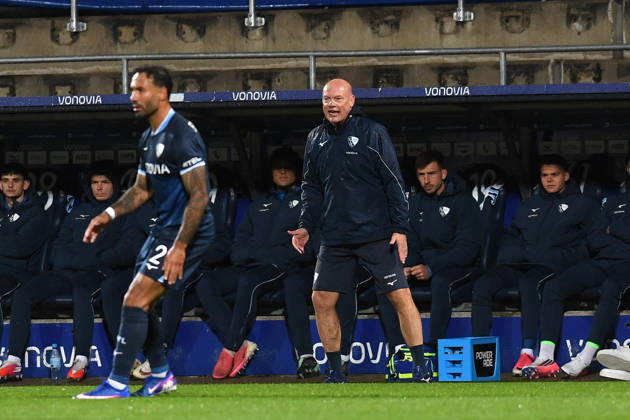 Trainer Uwe Roesler (VfL Bochum) gestikuliert, gestik waehrend des Spiels der 2. Bundesliga zwischen VfL Bochum und VfL Wolfsburg, Vonovia Ruhrstadion am 23. October 2026 in Bochum, Deutschland. (Foto von Ralf Treese DeFodi Images) +++ Trainer Uwe Roesler (VfL Bochum) gestures during the 2nd Bundesliga match between VfL Bochum and VfL Wolfsburg at Vonovia Ruhrstadion on October 23, 2026 in Bochum, Germany. (Photo by Ralf Treese DeFodi Images) DFB DFL REGULATIONS PROHIBIT ANY USE OF PHOTOGRAPHS AS IMAGE SEQUENCES AND OR QUASI-VIDEO. (Photo by Ralf Treese DeFodi Images) -