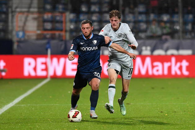 Maximilian Wittek (VfL Bochum) und Alexander Bernhardsson (VfL Wolfsburg) im Zweikampf waehrend des Spiels der 2. Bundesliga zwischen VfL Bochum und VfL Wolfsburg, Vonovia Ruhrstadion am 23. October 2026 in Bochum, Deutschland. (Foto von Ralf Treese DeFodi Images) +++ Maximilian Wittek (VfL Bochum) und Alexander Bernhardsson (VfL Wolfsburg) battle for the ball during the 2nd Bundesliga match between VfL Bochum and VfL Wolfsburg at Vonovia Ruhrstadion on October 23, 2026 in Bochum, Germany. (Photo by Ralf Treese DeFodi Images) DFB DFL REGULATIONS PROHIBIT ANY USE OF PHOTOGRAPHS AS IMAGE SEQUENCES AND OR QUASI-VIDEO. (Photo by Ralf Treese DeFodi Images) -
