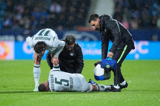 23.10.2026, xydrx, Fußball, 2. Fußball Bundesliga, VfL Bochum - VfL Wolfsburg, Saison 2026 2027, Ruhrstadion: Vinicius Souza Costa (VfL Wolfsburg, 5) liegt auf dem Boden und wird behandelt DFB regulations prohibit any use of photographs as image sequences and or quasi-video. Copyright: HMBxMedia YannisxDreimann