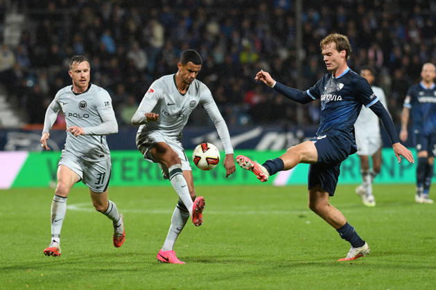 Robert Glatzel (VfL Wolfsburg) und Mats Pannewig (VfL Bochum) im Zweikampf waehrend des Spiels der 2. Bundesliga zwischen VfL Bochum und VfL Wolfsburg, Vonovia Ruhrstadion am 23. October 2026 in Bochum, Deutschland. (Foto von Ralf Treese DeFodi Images) +++ Robert Glatzel (VfL Wolfsburg) und Mats Pannewig (VfL Bochum) battle for the ball during the 2nd Bundesliga match between VfL Bochum and VfL Wolfsburg at Vonovia Ruhrstadion on October 23, 2026 in Bochum, Germany. (Photo by Ralf Treese DeFodi Images) DFB DFL REGULATIONS PROHIBIT ANY USE OF PHOTOGRAPHS AS IMAGE SEQUENCES AND OR QUASI-VIDEO. (Photo by Ralf Treese DeFodi Images) -