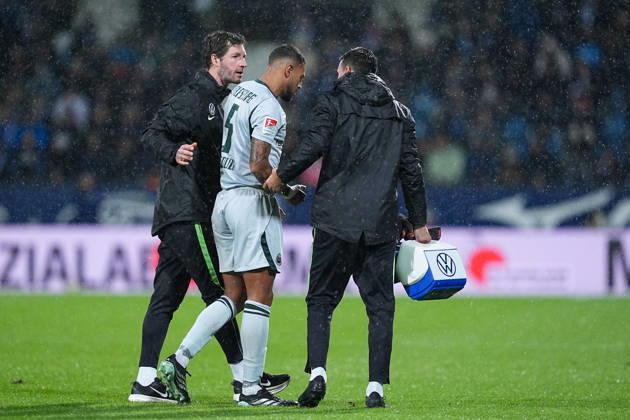 23.10.2026, xydrx, Fußball, 2. Fußball Bundesliga, VfL Bochum - VfL Wolfsburg, Saison 2026 2027, Ruhrstadion: Vinicius Souza Costa (VfL Wolfsburg, 5) verlässt den Platz DFB regulations prohibit any use of photographs as image sequences and or quasi-video. Copyright: HMBxMedia YannisxDreimann