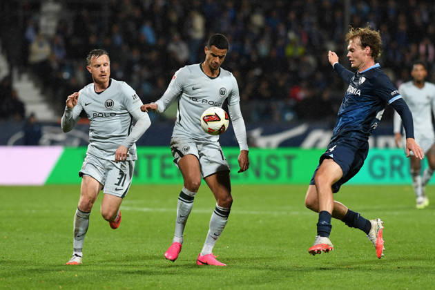 Yannick Gerhardt (VfL Wolfsburg), Robert Glatzel (VfL Wolfsburg) und Mats Pannewig (VfL Bochum) im Zweikampf waehrend des Spiels der 2. Bundesliga zwischen VfL Bochum und VfL Wolfsburg, Vonovia Ruhrstadion am 23. October 2026 in Bochum, Deutschland. (Foto von Ralf Treese DeFodi Images) +++ Yannick Gerhardt (VfL Wolfsburg), Robert Glatzel (VfL Wolfsburg) und Mats Pannewig (VfL Bochum) battle for the ball during the 2nd Bundesliga match between VfL Bochum and VfL Wolfsburg at Vonovia Ruhrstadion on October 23, 2026 in Bochum, Germany. (Photo by Ralf Treese DeFodi Images) DFB DFL REGULATIONS PROHIBIT ANY USE OF PHOTOGRAPHS AS IMAGE SEQUENCES AND OR QUASI-VIDEO. (Photo by Ralf Treese DeFodi Images) -