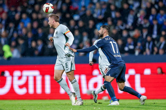 23.10.2026, Fußball, VfL Bochum - VfL Wolfsburg, 2. Fußball-Bundesliga, 9. Spieltag, Vonovia Ruhrstadion, Saison 2026 27: Hauke Wahl (VfL Wolfsburg 06) im Zweikampf gegen Gerrit Holtmann (VfL Bochum 17) DFB regulations prohibit any use of photographs as image sequences and or quasi-video. Nordrhein-Westfalen Deutschland