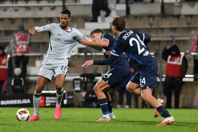 Robert Glatzel (VfL Wolfsburg), Tom Meyer (VfL Bochum) und Mats Pannewig (VfL Bochum) im Zweikampf waehrend des Spiels der 2. Bundesliga zwischen VfL Bochum und VfL Wolfsburg, Vonovia Ruhrstadion am 23. October 2026 in Bochum, Deutschland. (Foto von Ralf Treese DeFodi Images) +++ Robert Glatzel (VfL Wolfsburg), Tom Meyer (VfL Bochum) und Mats Pannewig (VfL Bochum) battle for the ball during the 2nd Bundesliga match between VfL Bochum and VfL Wolfsburg at Vonovia Ruhrstadion on October 23, 2026 in Bochum, Germany. (Photo by Ralf Treese DeFodi Images) DFB DFL REGULATIONS PROHIBIT ANY USE OF PHOTOGRAPHS AS IMAGE SEQUENCES AND OR QUASI-VIDEO. (Photo by Ralf Treese DeFodi Images) -