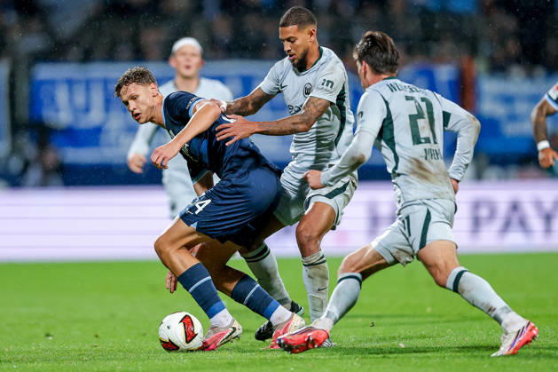23.10.2026, Fußball, VfL Bochum - VfL Wolfsburg, 2. Fußball-Bundesliga, 9. Spieltag, Vonovia Ruhrstadion, Saison 2026 27: Tom Meyer (VfL Bochum 34) im Zweikampf gegen Vini Souza (VfL Wolfsburg 05) Joakim Maehle (VfL Wolfsburg 21) DFB regulations prohibit any use of photographs as image sequences and or quasi-video. Nordrhein-Westfalen Deutschland