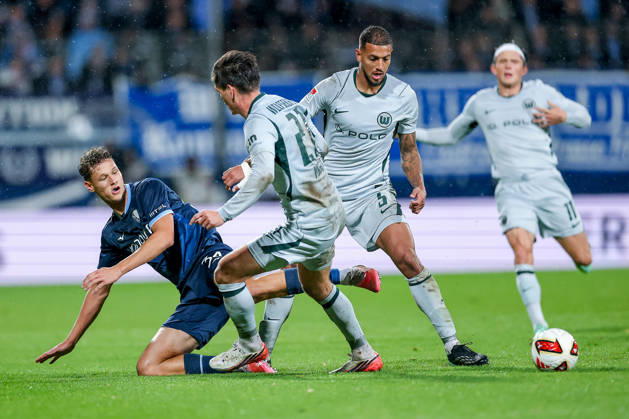 23.10.2026, Fußball, VfL Bochum - VfL Wolfsburg, 2. Fußball-Bundesliga, 9. Spieltag, Vonovia Ruhrstadion, Saison 2026 27: Tom Meyer (VfL Bochum 34) im Zweikampf gegen Vini Souza (VfL Wolfsburg 05) Joakim Maehle (VfL Wolfsburg 21) DFB regulations prohibit any use of photographs as image sequences and or quasi-video. Nordrhein-Westfalen Deutschland