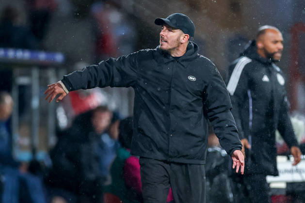 23.10.2026, Fußball, VfL Bochum - VfL Wolfsburg, 2. Fußball-Bundesliga, 9. Spieltag, Vonovia Ruhrstadion, Saison 2026 27: Cheftrainer Tobias Strobl (VfL Wolfsburg) gestikulierend am Spielfeldrand DFB regulations prohibit any use of photographs as image sequences and or quasi-video. Nordrhein-Westfalen Deutschland