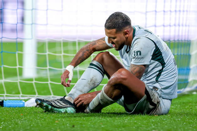 23.10.2026, Fußball, VfL Bochum - VfL Wolfsburg, 2. Fußball-Bundesliga, 9. Spieltag, Vonovia Ruhrstadion, Saison 2026 27: Vini Souza (VfL Wolfsburg 05) muss unter schmerzen ausgewechselt werden verletzung DFB regulations prohibit any use of photographs as image sequences and or quasi-video. Nordrhein-Westfalen Deutschland