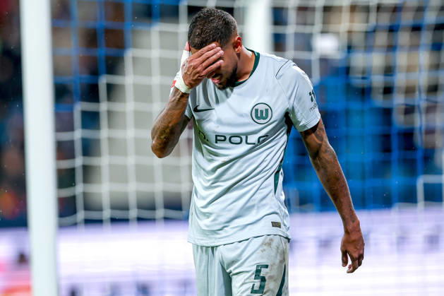 23.10.2026, Fußball, VfL Bochum - VfL Wolfsburg, 2. Fußball-Bundesliga, 9. Spieltag, Vonovia Ruhrstadion, Saison 2026 27: Vini Souza (VfL Wolfsburg 05) muss unter schmerzen ausgewechselt werden verletzung DFB regulations prohibit any use of photographs as image sequences and or quasi-video. Nordrhein-Westfalen Deutschland