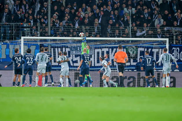 23.10.2026, Fußball, VfL Bochum - VfL Wolfsburg, 2. Fußball-Bundesliga, 9. Spieltag, Vonovia Ruhrstadion, Saison 2026 27: Torwart Timo Horn (VfL Bochum 01) verteidigt das Tor im Strafraum Strafraumaktion DFB regulations prohibit any use of photographs as image sequences and or quasi-video. Nordrhein-Westfalen Deutschland