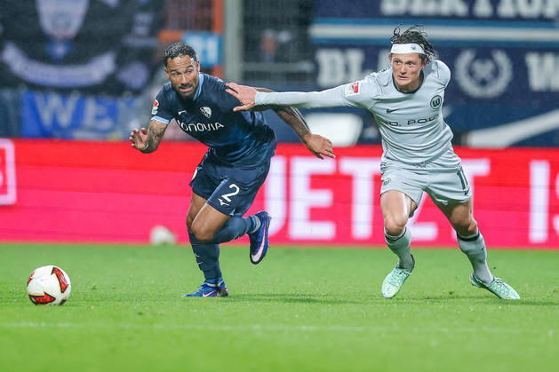 23.10.2026, Fußball, VfL Bochum - VfL Wolfsburg, 2. Fußball-Bundesliga, 9. Spieltag, Vonovia Ruhrstadion, Saison 2026 27: Sean Desmond Klaiber (VfL Bochum 02) im Zweikampf gegen Fabian Reese (VfL Wolfsburg 11) DFB regulations prohibit any use of photographs as image sequences and or quasi-video. Nordrhein-Westfalen Deutschland