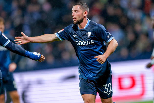 23.10.2026, Fußball, VfL Bochum - VfL Wolfsburg, 2. Fußball-Bundesliga, 9. Spieltag, Vonovia Ruhrstadion, Saison 2026 27: Maximilian Wittek (VfL Bochum 32) gestikulierend auf dem Spielfeld DFB regulations prohibit any use of photographs as image sequences and or quasi-video. Nordrhein-Westfalen Deutschland