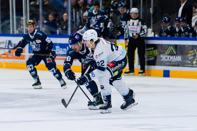 Kassel, Deutschland 22. Oktober 2026: DEL2 - 2026 2027 - Sp. 11 - Kassel Huskies gegen Blue Devils Weiden Im Bild: v. li. im Zweikampf Darren Mieszkowski (ECK) und Yuma Grimm (BDW) Probonio Arena Hessen Copyright: xFotostandx xKruczynskix