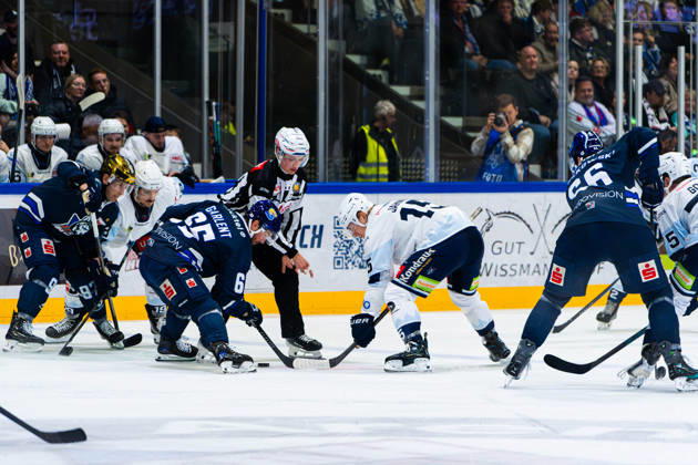 Kassel, Deutschland 22. Oktober 2026: DEL2 - 2026 2027 - Sp. 11 - Kassel Huskies gegen Blue Devils Weiden Im Bild: v.li. Hunter Garlent (ECK) und Charlie Jahnke (BDW) Probonio Arena Hessen Copyright: xFotostandx xKruczynskix